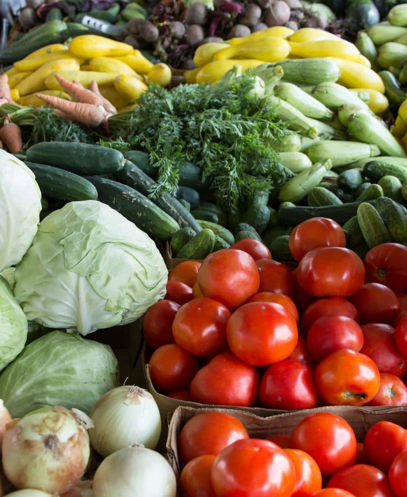 Abgebildet sind verschiedene Gemüsesorten wie Tomaten, Zwiebeln, Zucchini und Karotten.